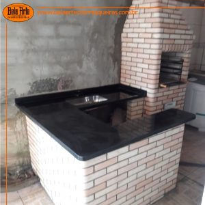 Churrasqueira em alvenaria com balcão ilha