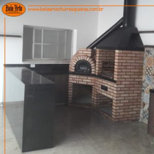 Churrasqueira em alvenaria com coifa preta e forno iglu