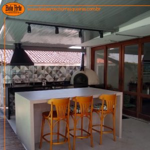 Churrasqueira com coifa preta e forno iglu