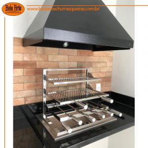 Coifa preta com iluminação e  Grill inox com espetos e grelha