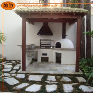 Churrasqueira com coifa preta e forno iglu