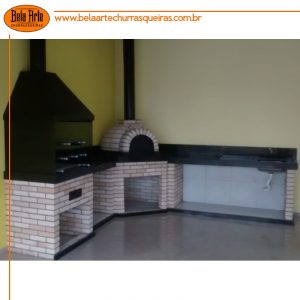 Churrasqueira com coifa preta e forno iglu