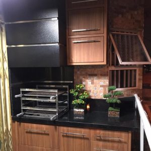 Churrasqueira com coifa modular preta