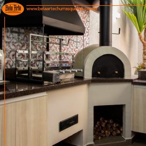 Churrasqueira com coifa preta e forno iglu