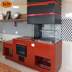 Churrasqueira com coifa modular preta e fogão a lenha
